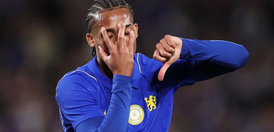 Joueur de Chelsea montrant un geste de déception