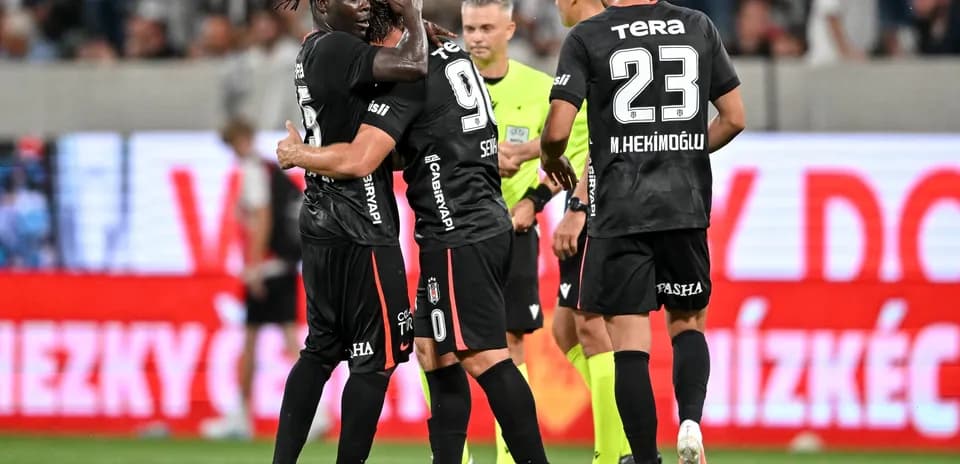 Joueurs de Beşiktaş célébrant un but