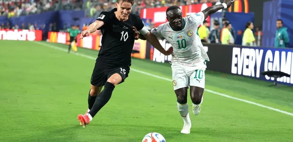 Joueurs en compétition pour le ballon sur le terrain