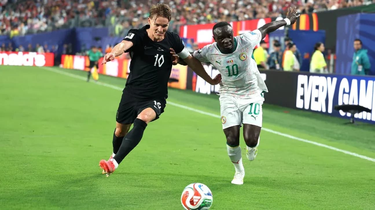 Joueurs en compétition pour le ballon sur le terrain