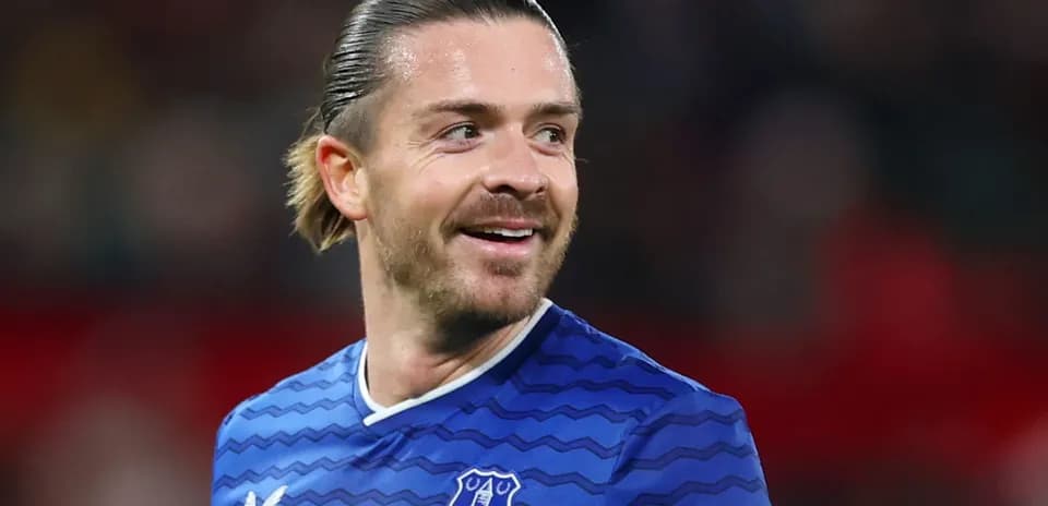 Joueur souriant en maillot d'Everton sur le terrain