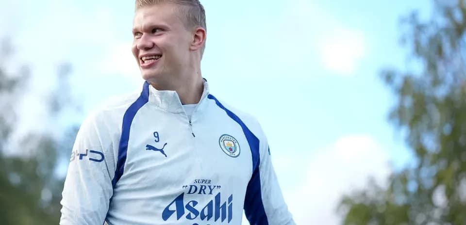 Joueur souriant en tenue d'entraînement de Manchester City