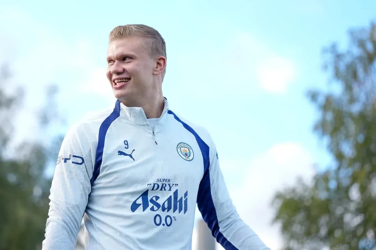 Joueur souriant en tenue d'entraînement de Manchester City