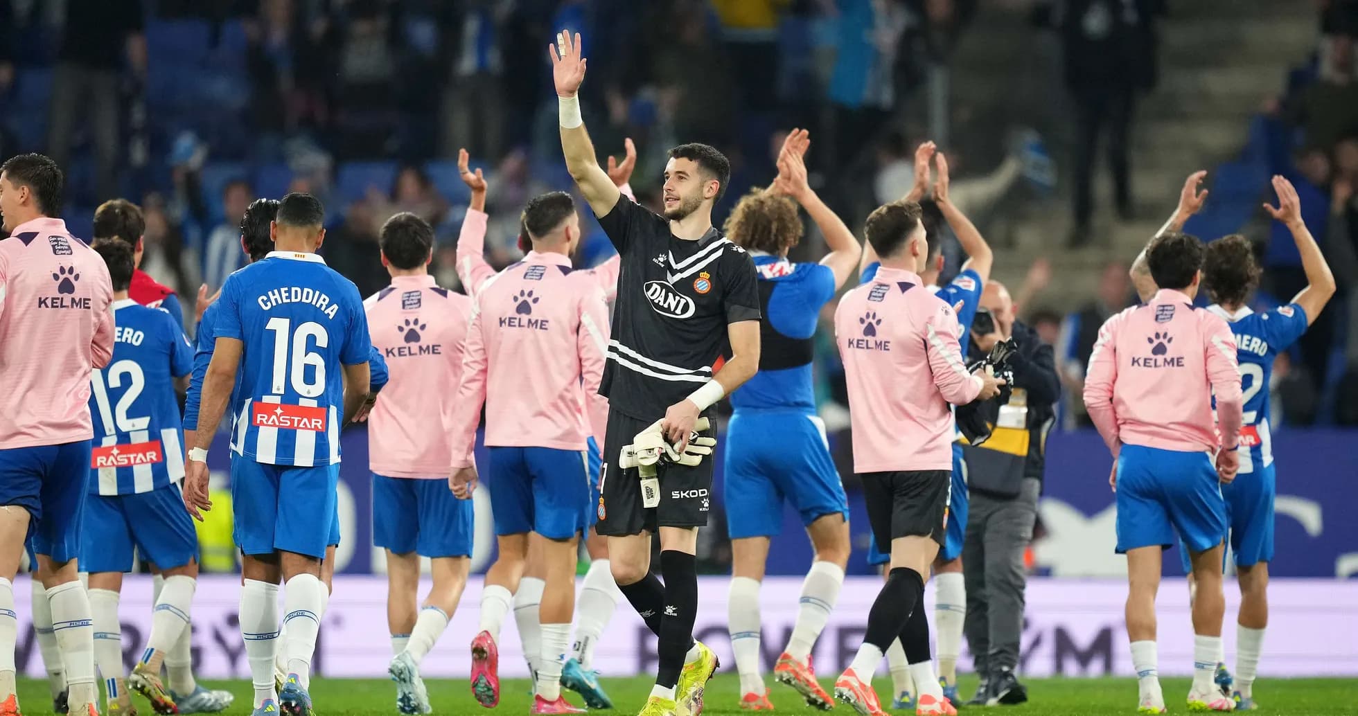 Joueurs d'Espanyol saluant les supporters