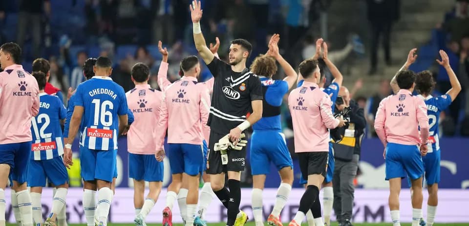 Joueurs d'Espanyol saluant les supporters