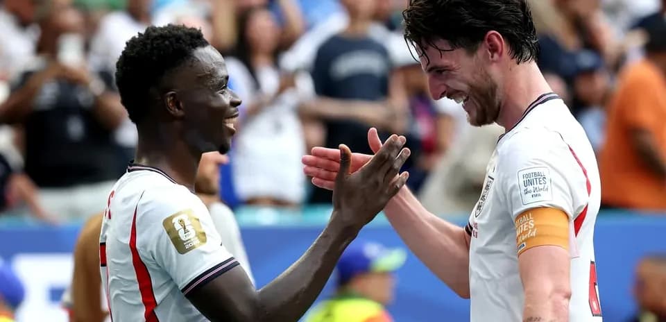 Deux joueurs se félicitant après un match