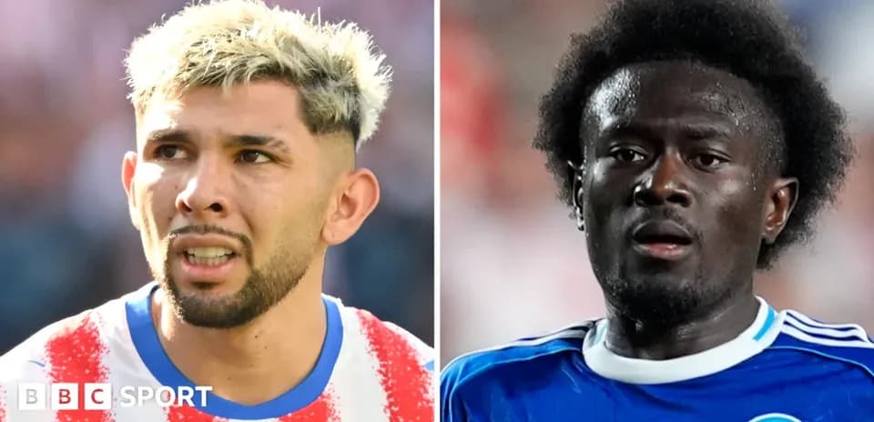 Deux joueurs en action sur le terrain de football