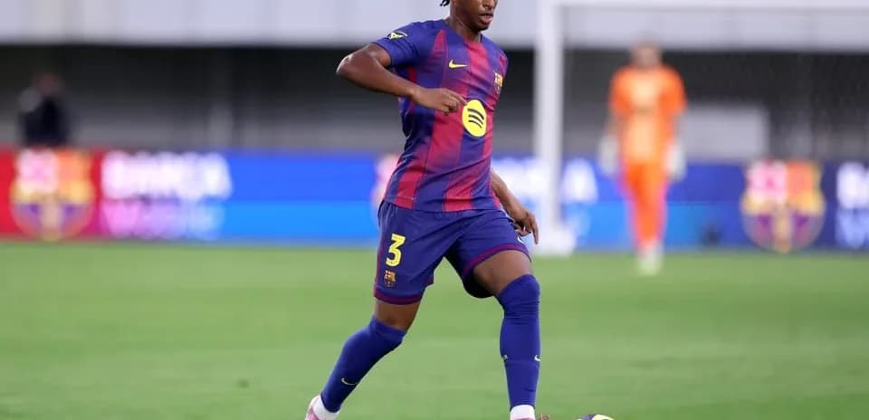Joueur de Barcelone dribblant avec le ballon