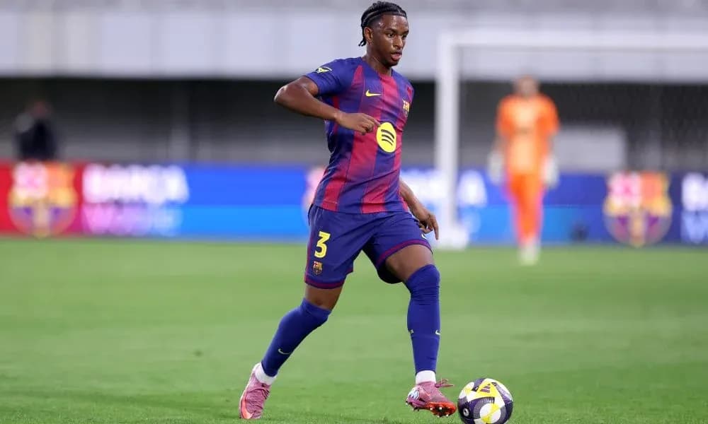Joueur de Barcelone dribblant avec le ballon