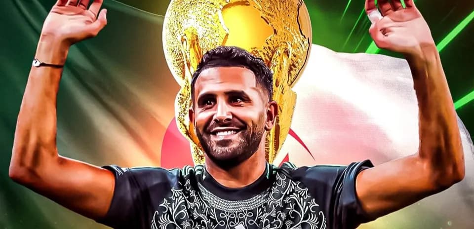 Joueur levant les bras avec le trophée de la Coupe du Monde