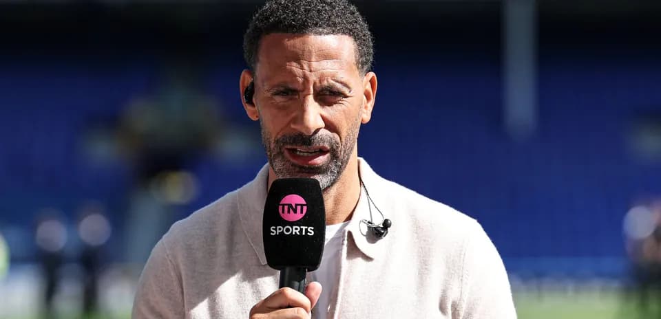 Présentateur parlant avec un microphone sur le terrain