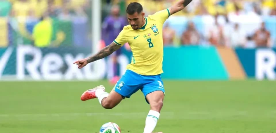 Joueur brésilien tirant le ballon sur le terrain
