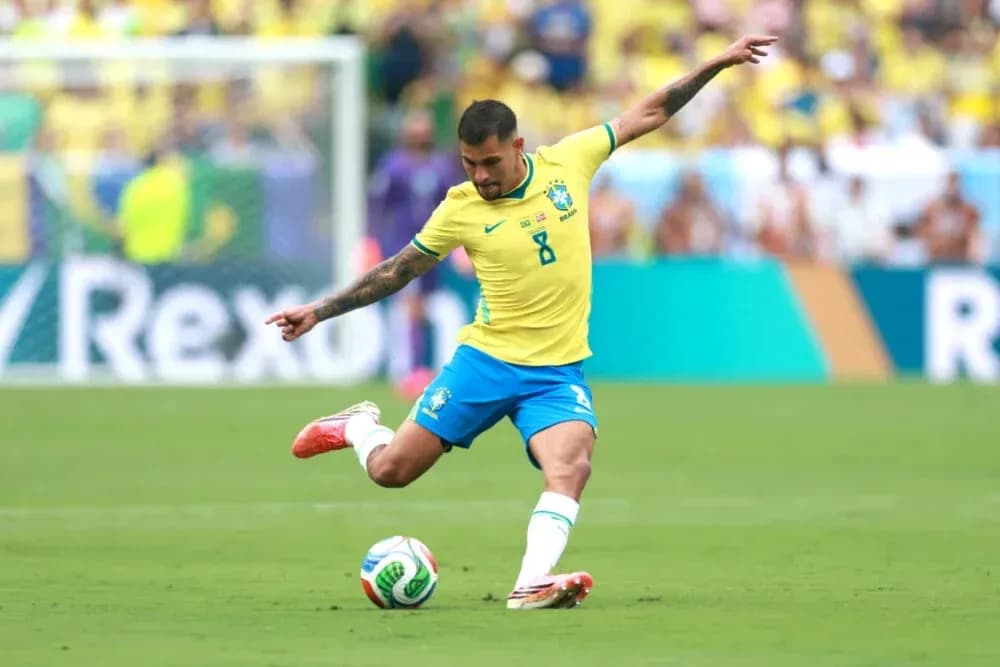 Joueur brésilien tirant le ballon sur le terrain