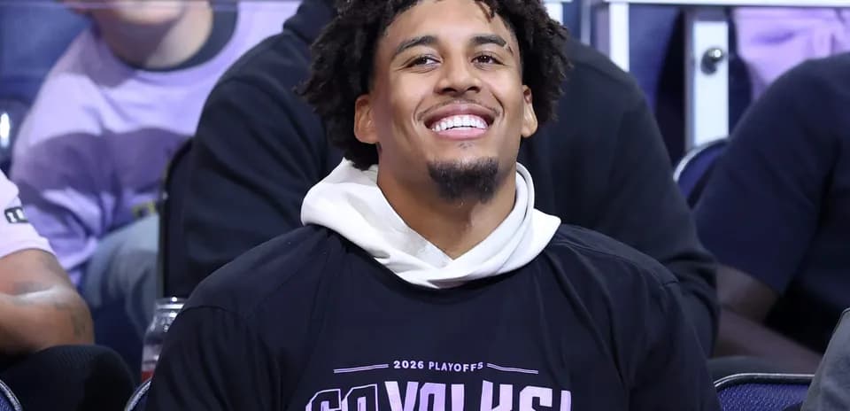 Joueur souriant avec un t-shirt des playoffs