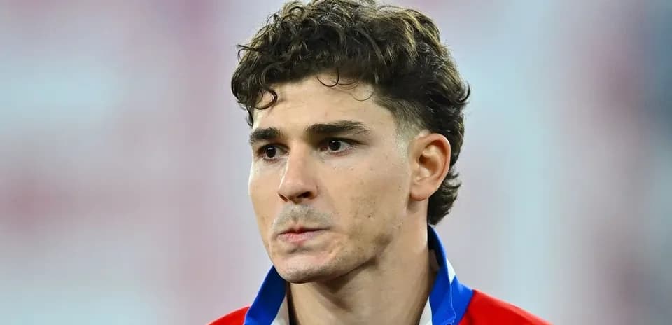 Joueur en tenue de l'équipe nationale, regard pensif