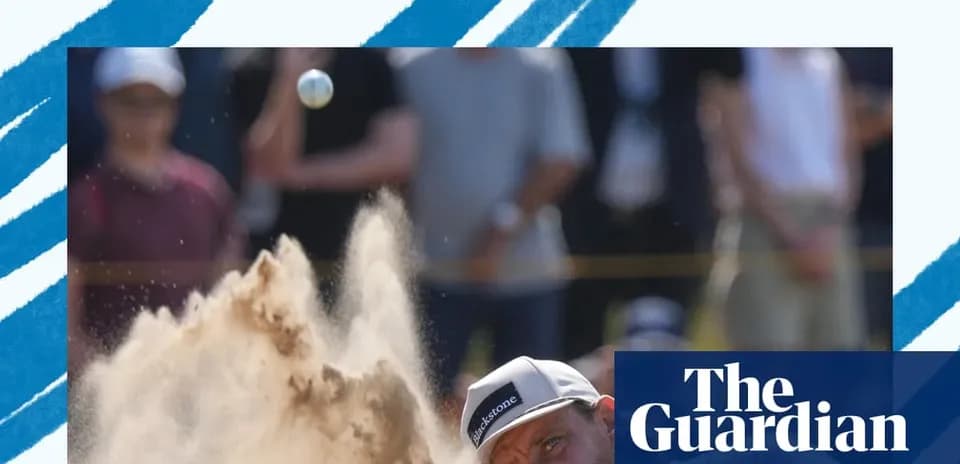 Golfeur frappant une balle depuis le sable
