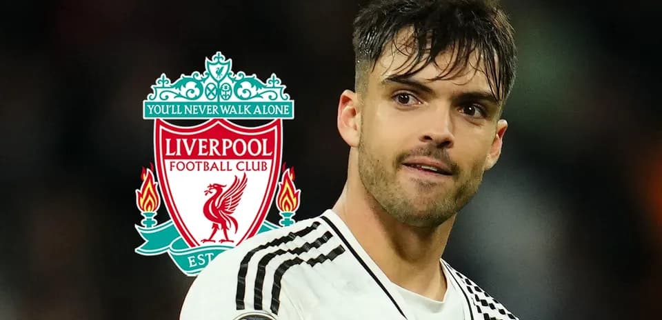 Joueur avec le logo de Liverpool en arrière-plan