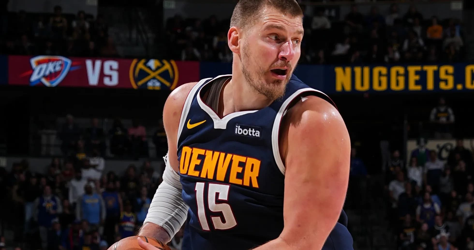 Joueur des Denver Nuggets dribblant le ballon sur le terrain