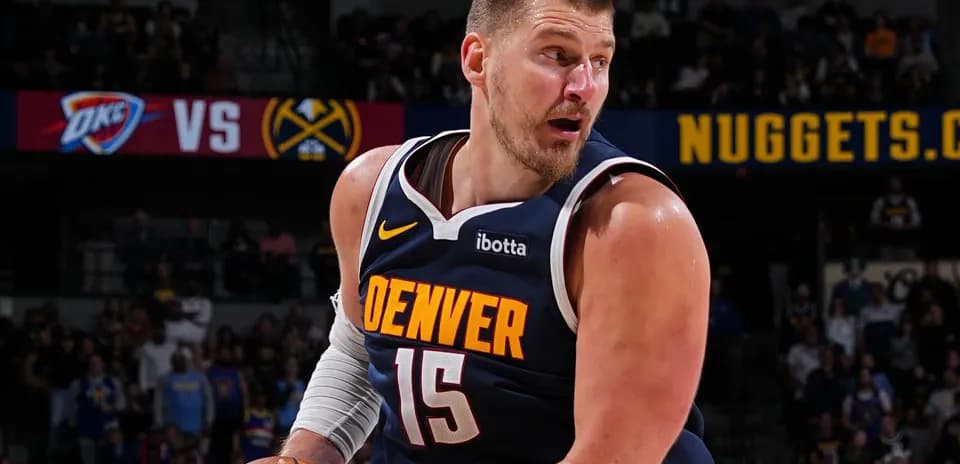 Joueur des Denver Nuggets dribblant le ballon sur le terrain