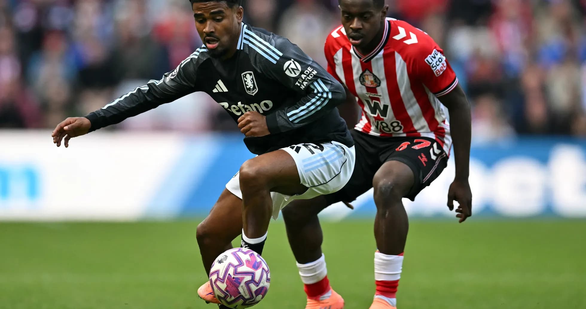 Joueur d'Aston Villa dribblant contre Sunderland