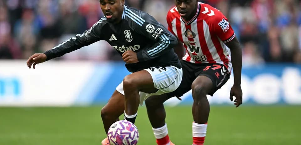 Joueur d'Aston Villa dribblant contre Sunderland