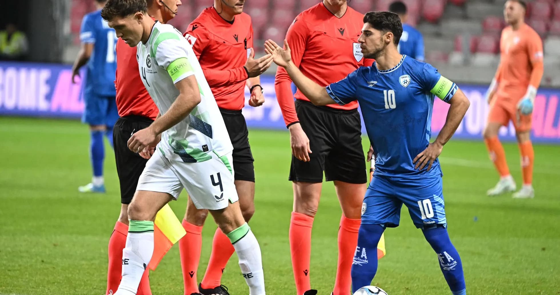 Joueurs discutant avec les arbitres lors d'un match