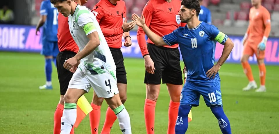 Joueurs discutant avec les arbitres lors d'un match