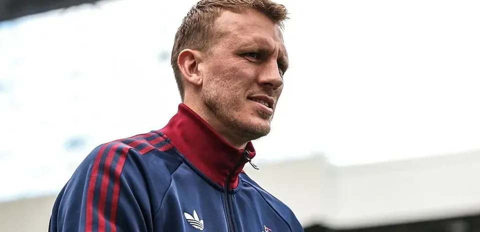 Joueur en tenue d'entraînement avant le match