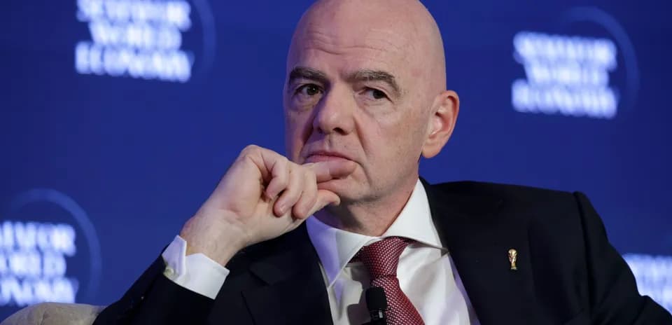 Homme pensif lors d'une conférence sur l'économie mondiale