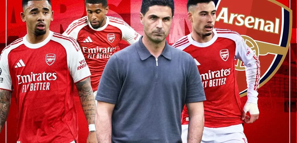 Quatre joueurs d'Arsenal avec l'entraîneur Mikel Arteta