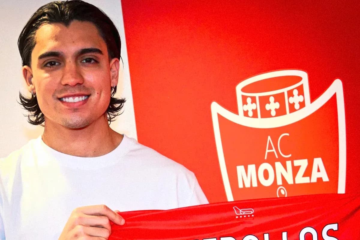 Joueur tenant un maillot AC Monza en arrière-plan