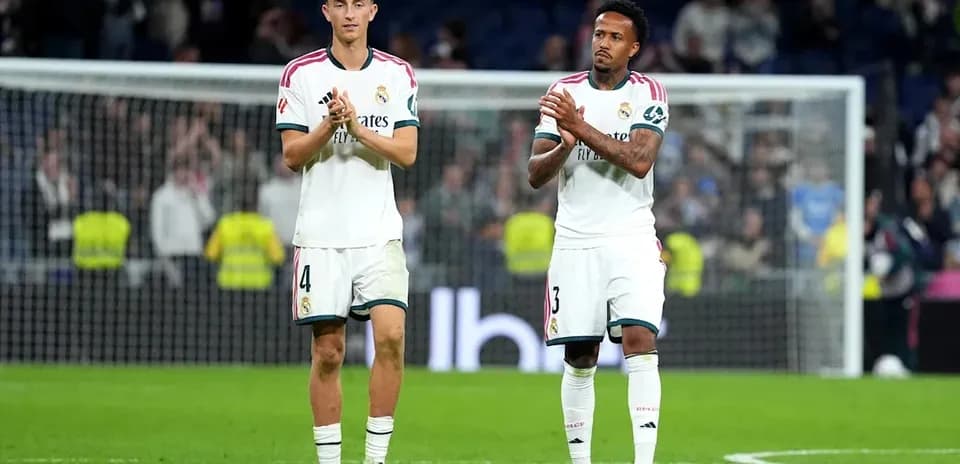 Deux joueurs du Real Madrid applaudissant les supporters