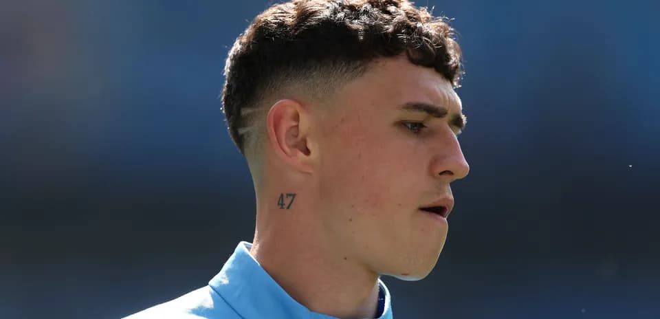 Joueur avec un tatouage sur le cou en entraînement