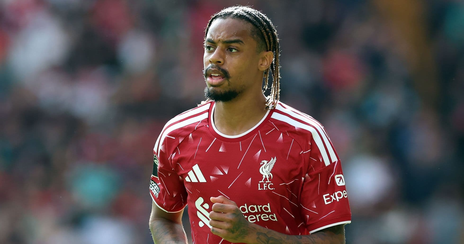 Joueur de Liverpool en maillot rouge sur le terrain