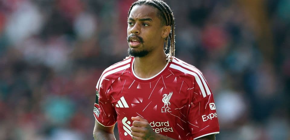 Joueur de Liverpool en maillot rouge sur le terrain