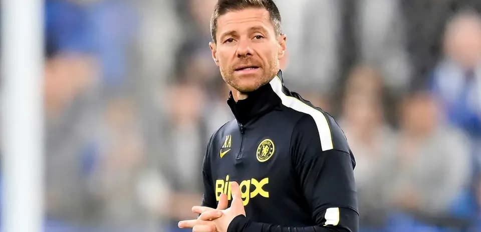Entraîneur discutant sur le terrain avant le match