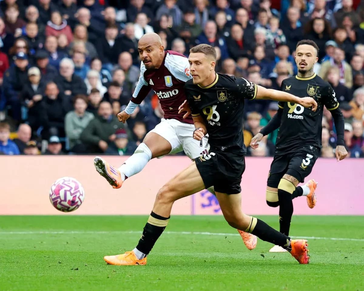 Un joueur d'Aston Villa en action contre Burnley