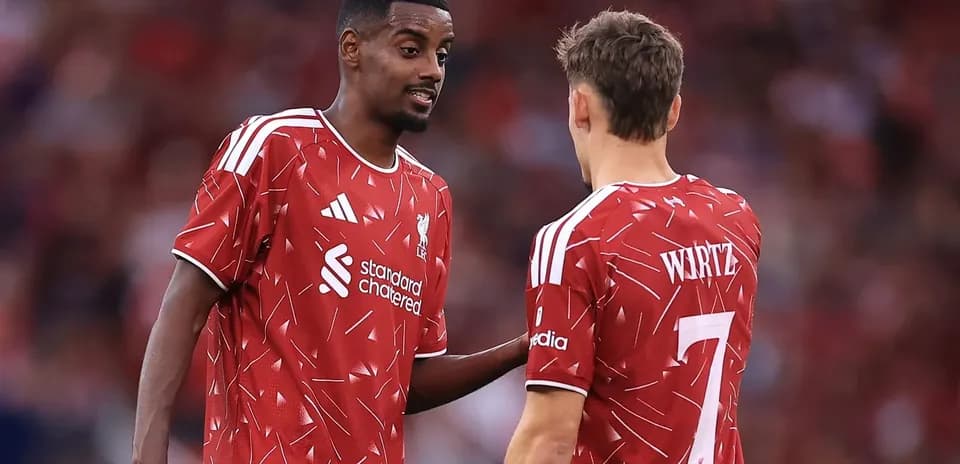 Joueurs de Liverpool discutant sur le terrain
