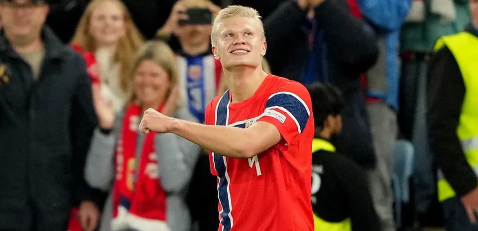 Joueur norvégien célébrant un but devant des supporters