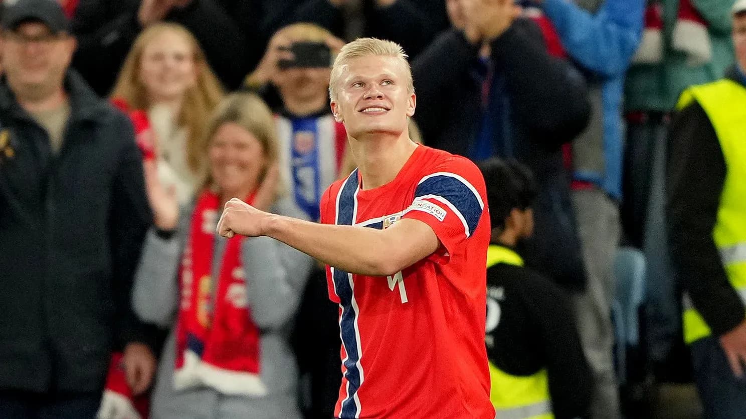 Joueur norvégien célébrant un but devant des supporters