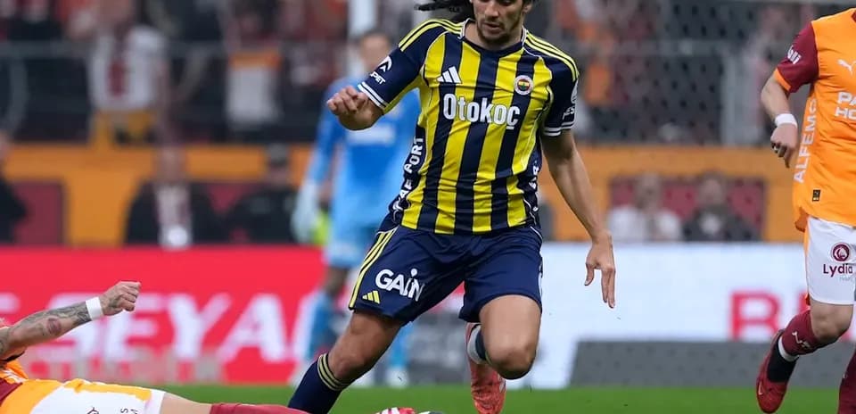 Joueur de Fenerbahçe dribblant pendant un match