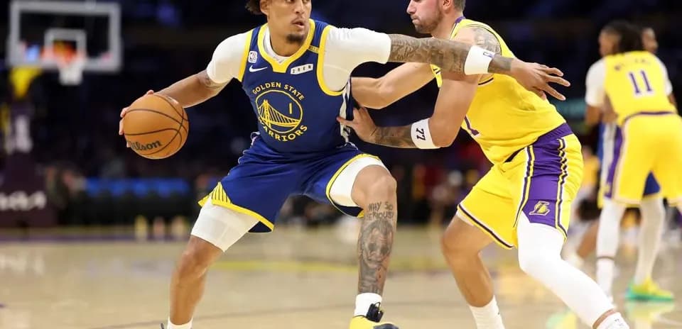 Joueur des Golden State Warriors dribblant sous pression