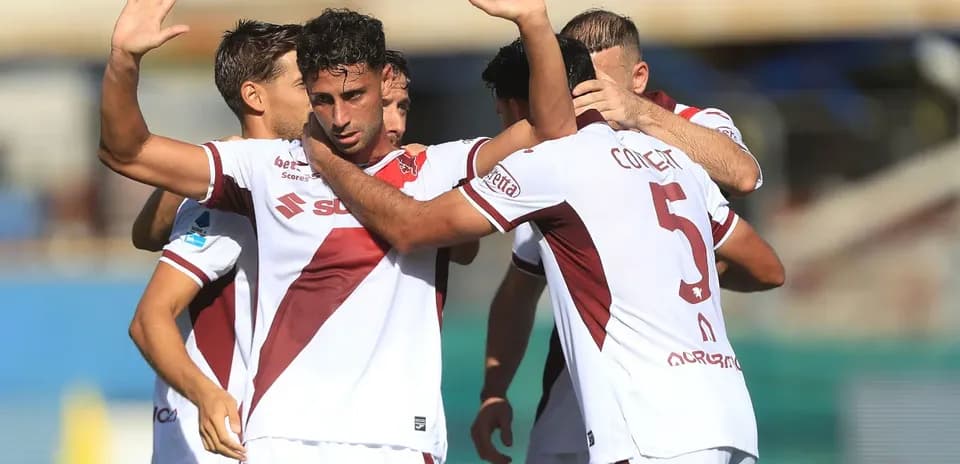 Joueurs célébrant un but ensemble sur le terrain