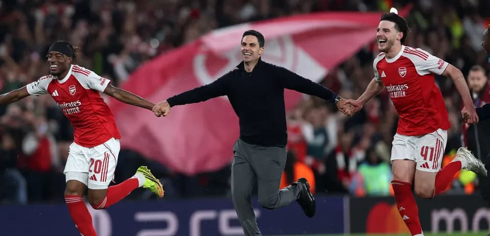 Joueurs d'Arsenal célébrant avec l'entraîneur