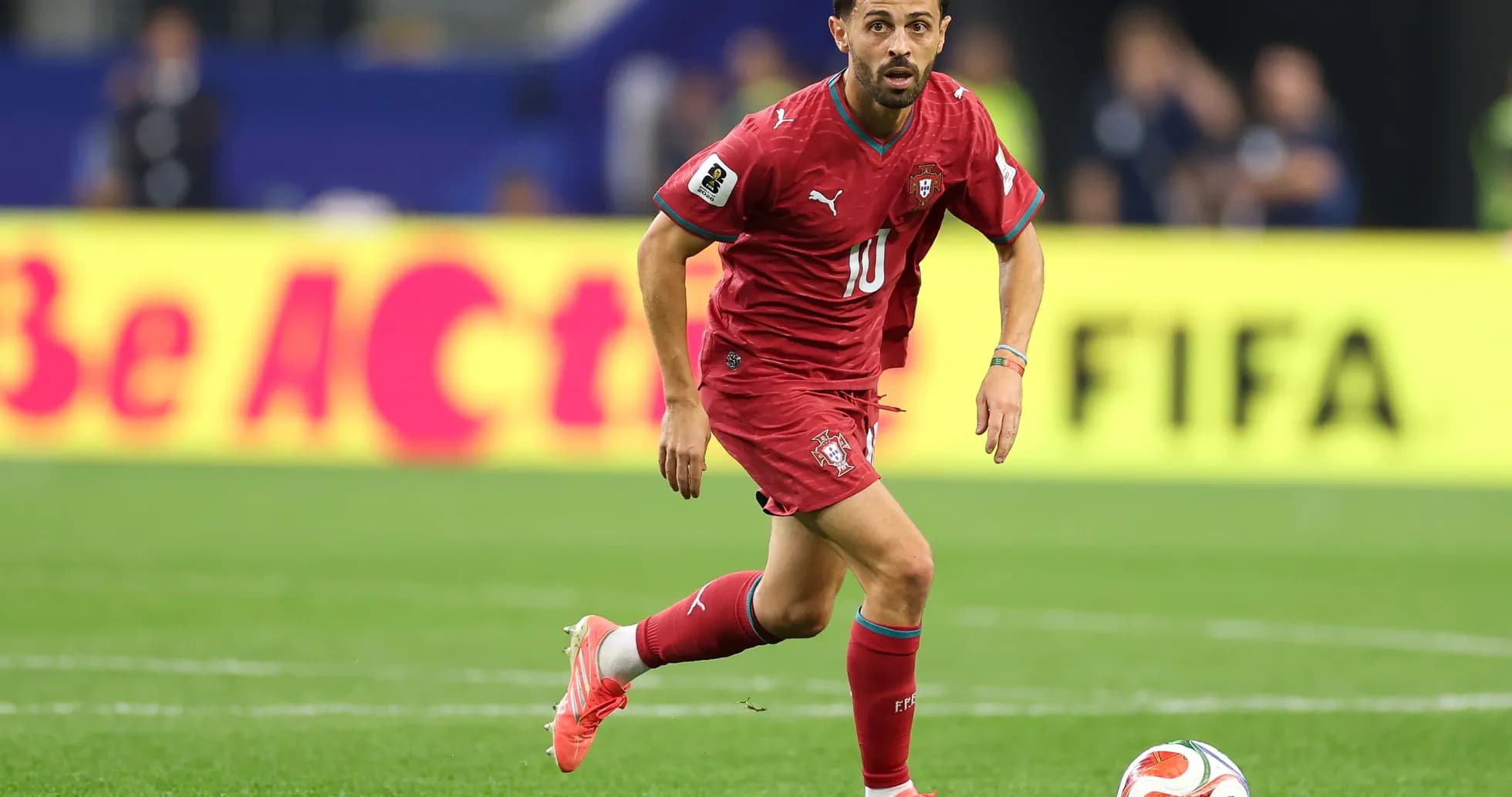 Joueur portant le maillot rouge du Portugal en action