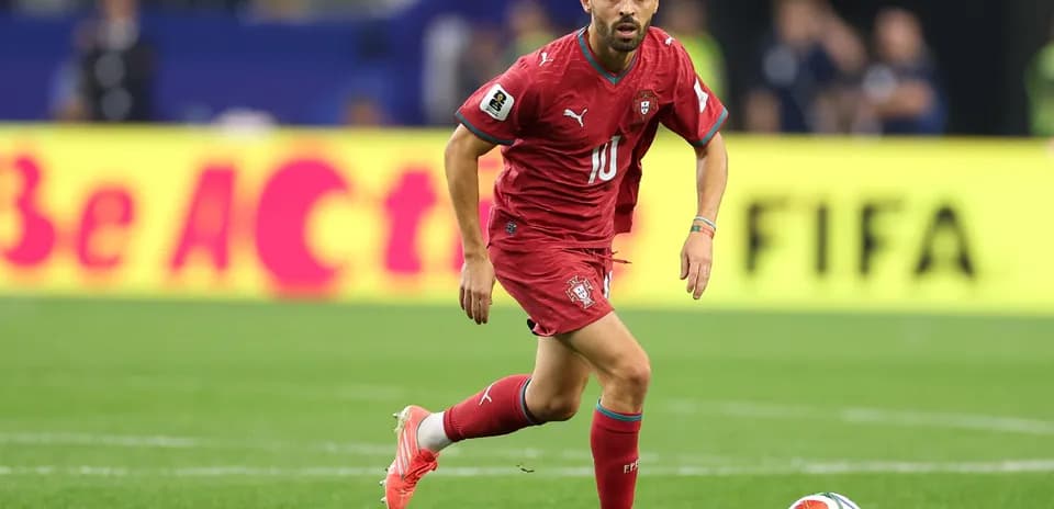 Joueur portant le maillot rouge du Portugal en action