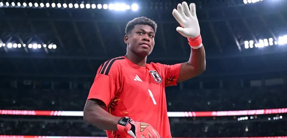 Gardien de but saluant le public au stade