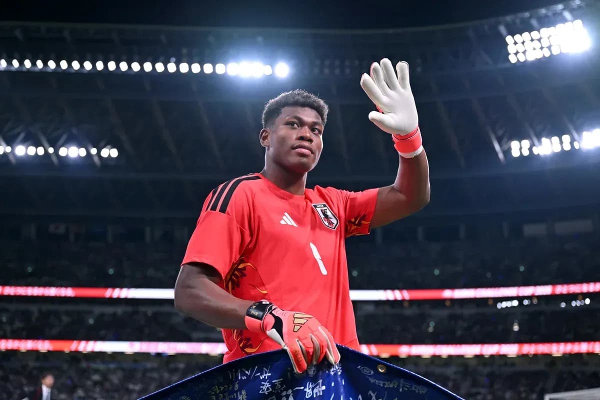 Gardien de but saluant le public au stade