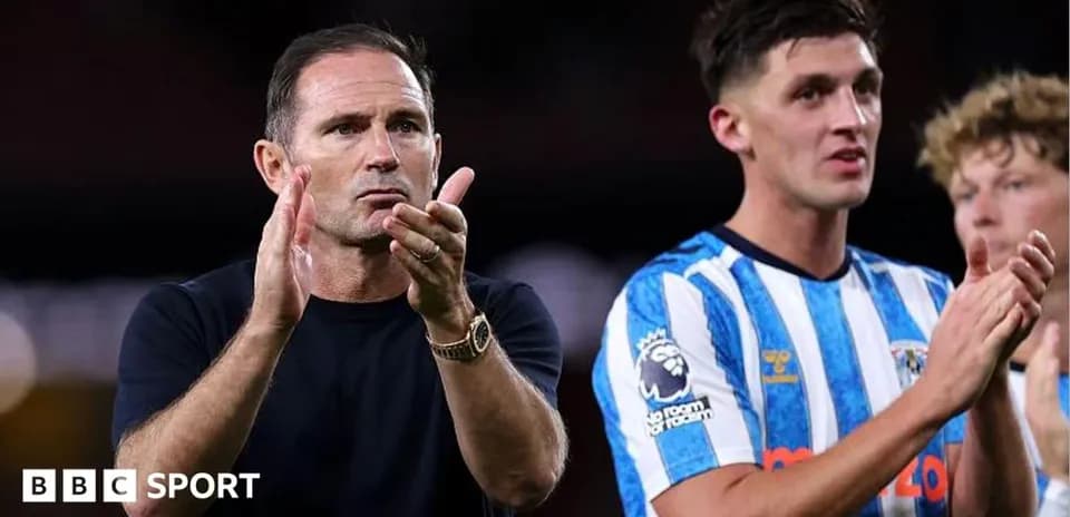 Entraîneur et joueur applaudissant après le match