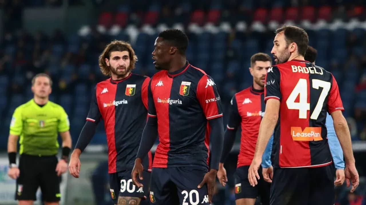 Joueurs de Genoa en discussion sur le terrain